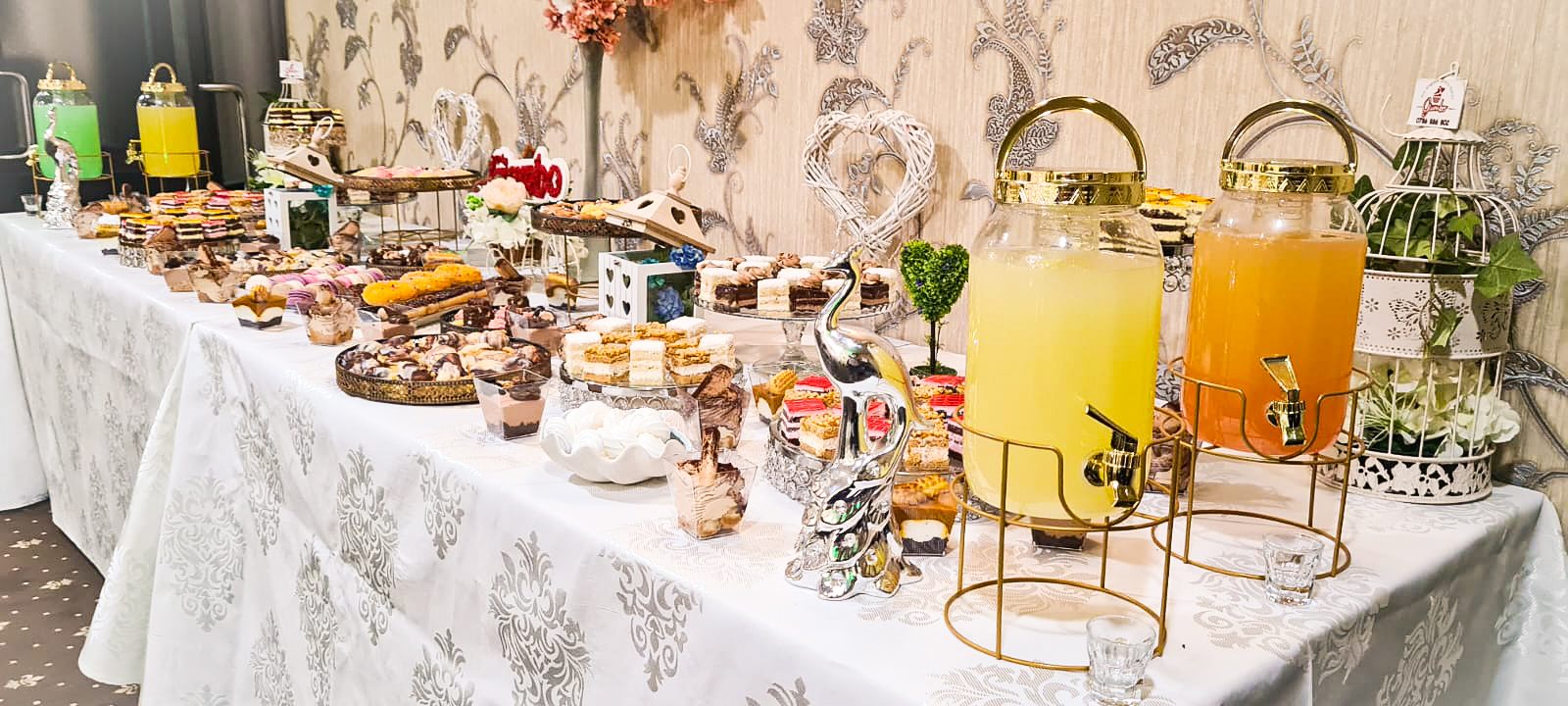 Masă dulce de eveniment pregătită de Cofetăria Giumbo, cu limonade în borcane și prăjituri asortate