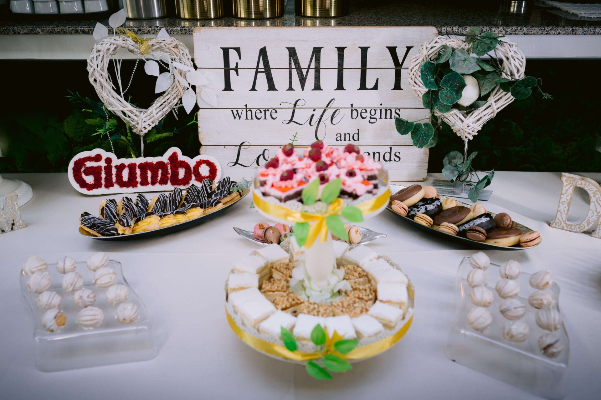 Masă dulce de eveniment pregătită de Cofetăria Giumbo, cu decor tematic și prăjituri aranjate pe platouri
