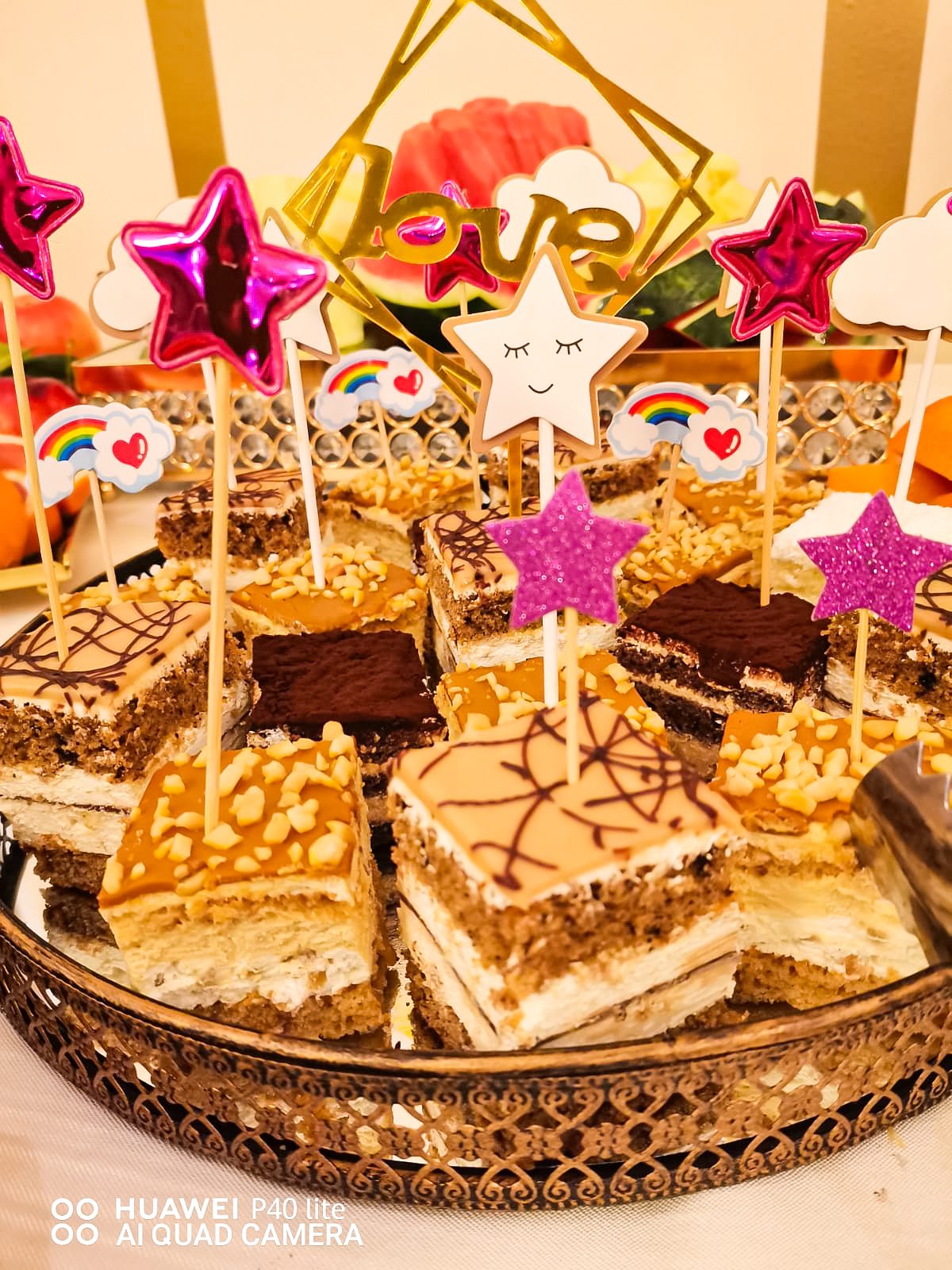 Prăjituri asortate cu decorațiuni festive în formă de stele, realizate de Cofetăria Giumbo