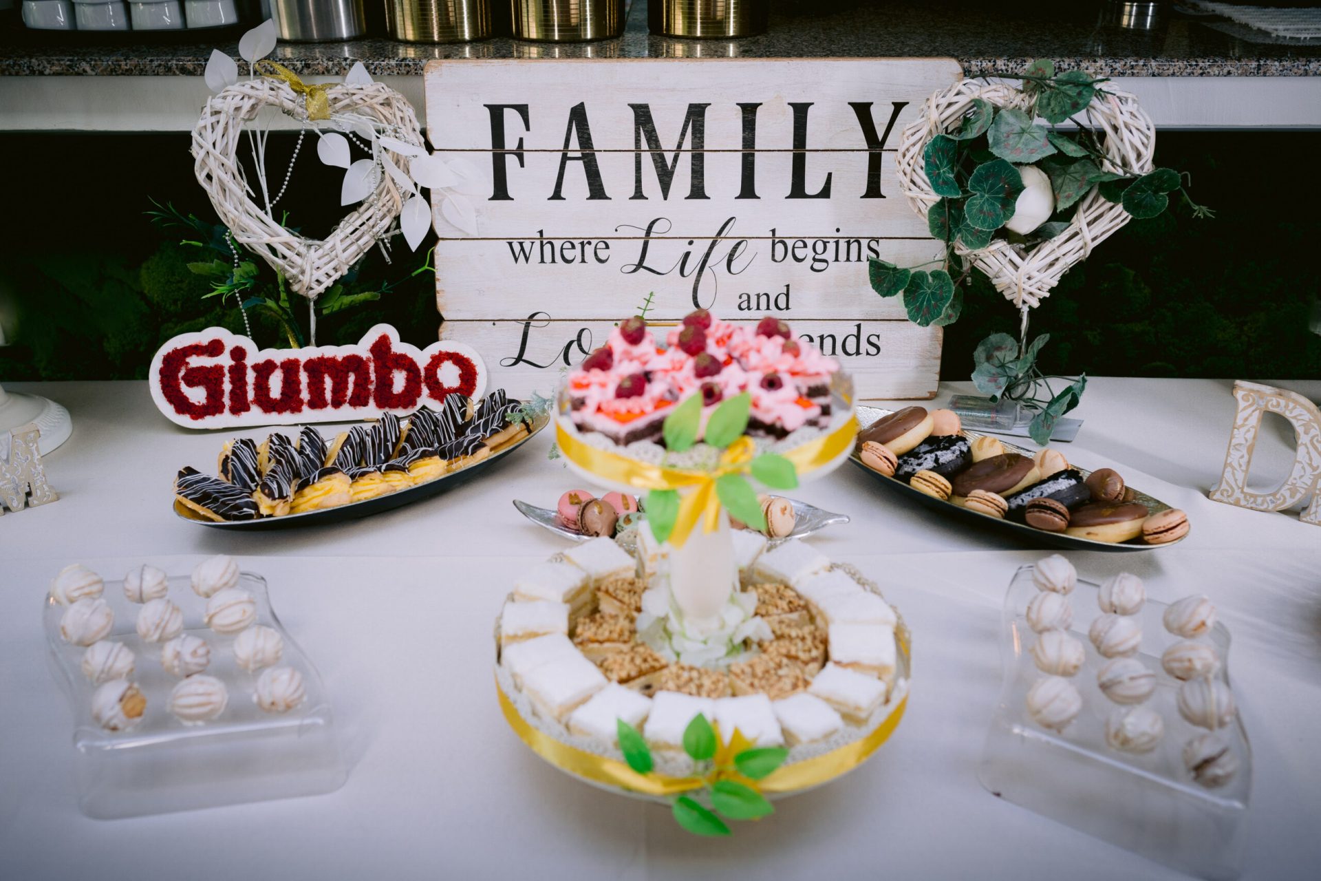 Masă dulce de eveniment pregătită de Cofetăria Giumbo, cu decor tematic și prăjituri asortate pe platouri