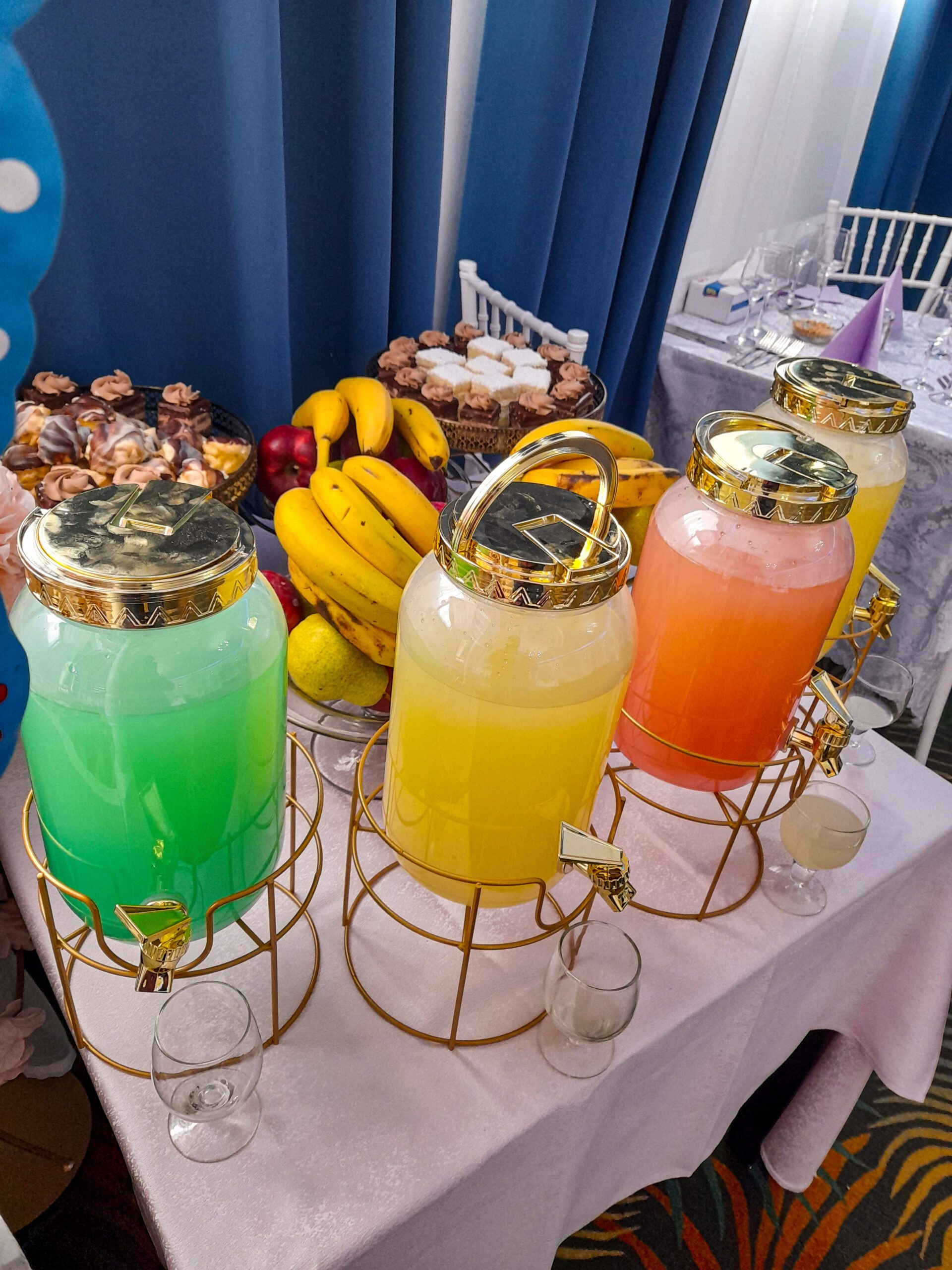 Masă dulce de eveniment pregătită de Cofetăria Giumbo, cu limonade colorate în borcane, fructe și prăjituri