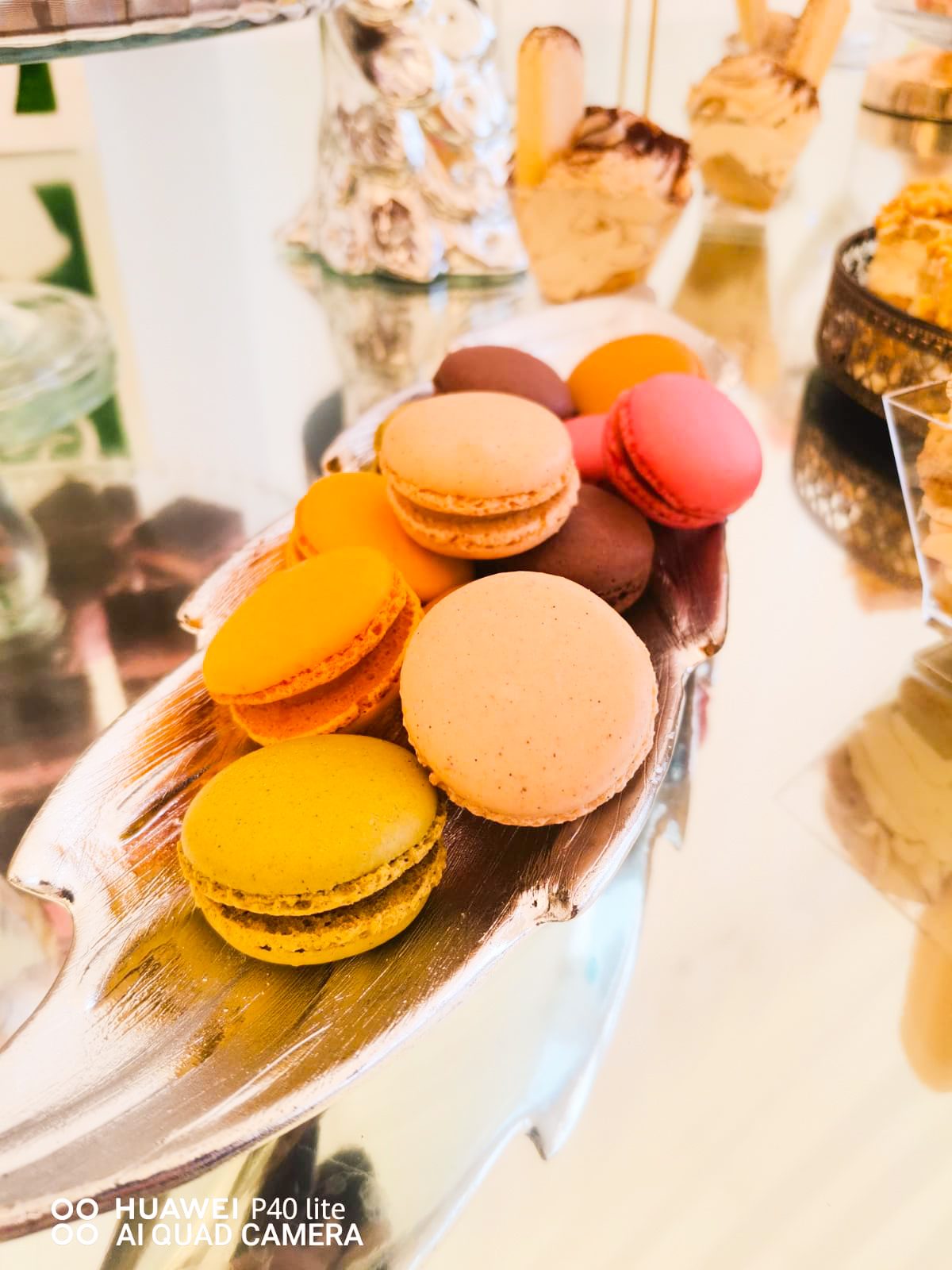 Macarons în nuanțe variate, aranjate pe un platou, realizate de Cofetăria Giumbo