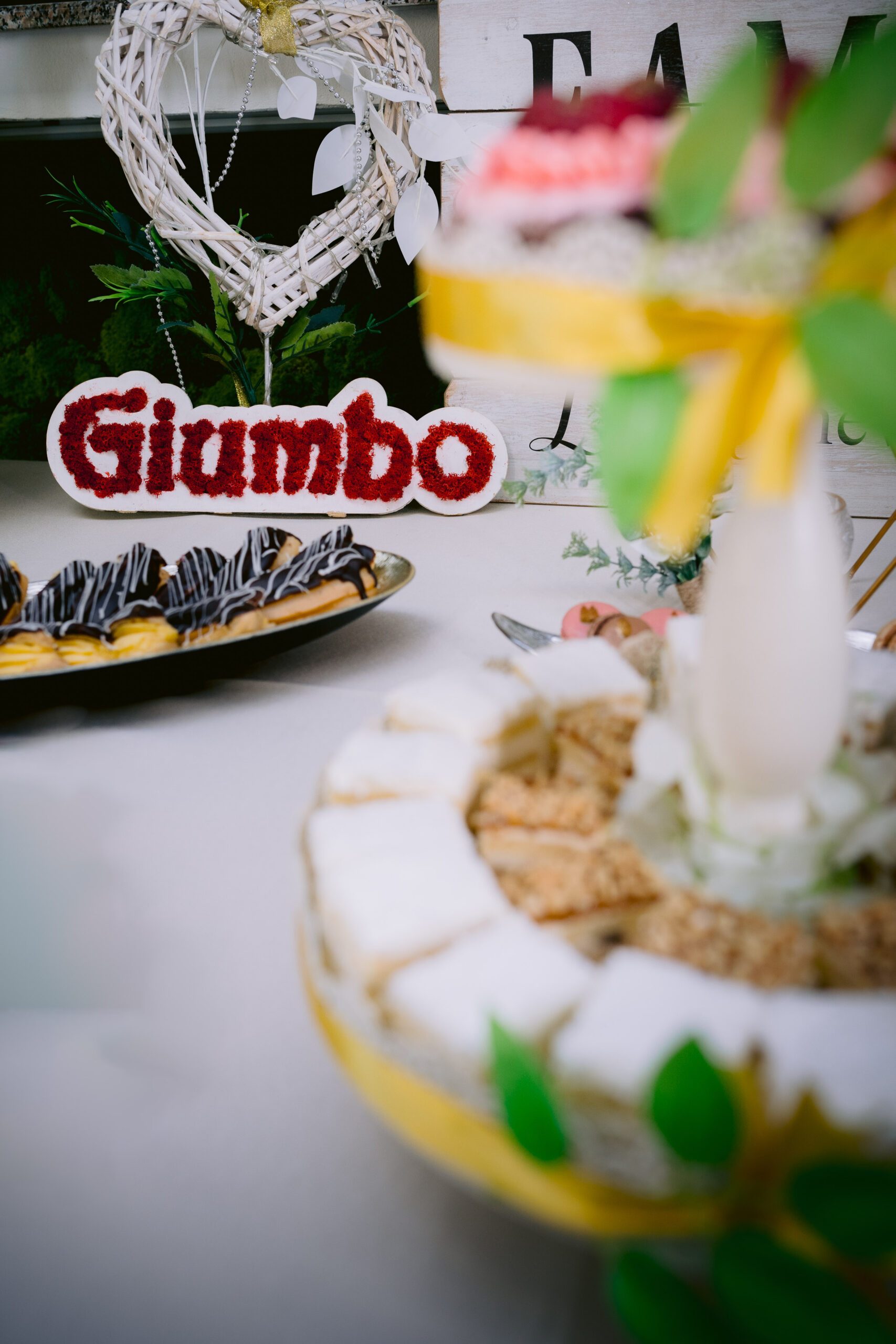 Masă dulce de eveniment pregătită de Cofetăria Giumbo, cu suport etajat și decor floral discret